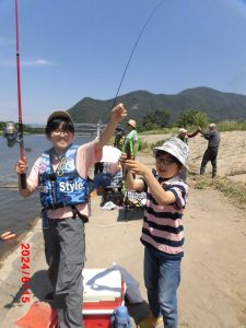 Read more about the article 更埴漁協：2024年06月15日（土）に坂城地区で小中学生のニジマス釣大会を開催しました。