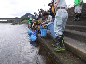 Read more about the article 更埴漁協：2024年10月5日の”小学校ニジマス釣り教室”実施のご報告