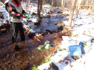 投稿についてもっと詳しく 千曲川漁協：2025年12月11日(木) 宇原川黒門より上流にイワナ発眼卵を１万粒埋設しました。